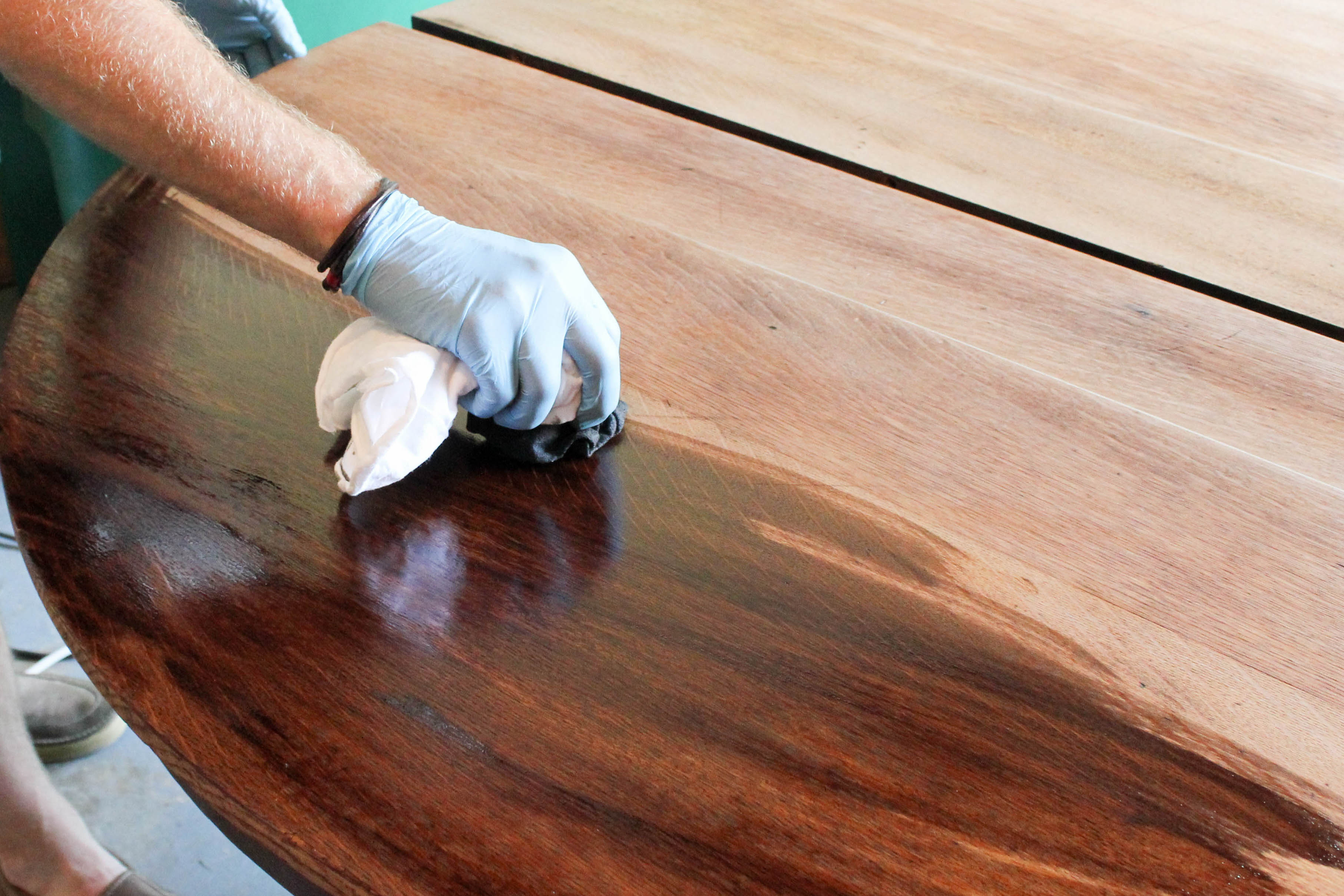 Покрытие изделия лаком. Полированное покрытие дерева. Полировка деревянного стола. Полировка столешницы из дерева. Полированный деревянный стол.